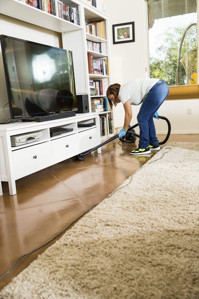House cleaner from Sparkling House Cleaning Services Cinco Ranch cleaning a home in Cinco Ranch Southwest